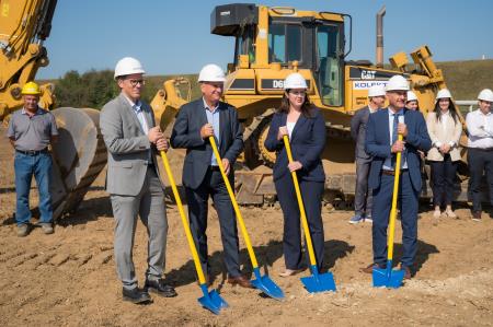 Simbolično so zakopali lopate v zemljo in še simbolično naznanili začetek gradnje (z leve proti desni) Marko Trampuž, direktor podjetja Kolektor Koling, Stanislav Greifoner, župan Občine Starše, Melissa